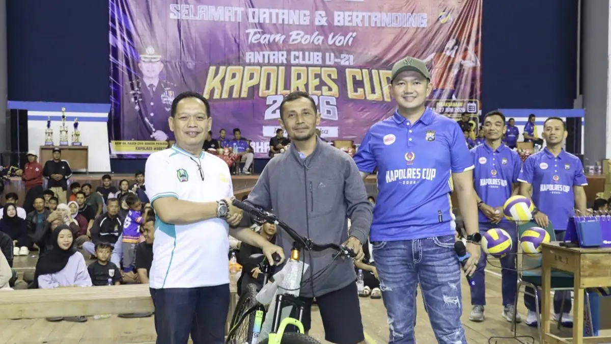JUARA: Tim Polres Magetan merayakan keberhasilan menjuarai Open Turnamen Bola Voli Kapolres Cup 2026 setelah mengalahkan Pemkab Magetan 3-0 pada partai final yang disaksikan ribuan penonton di GOR Ki Mageti.