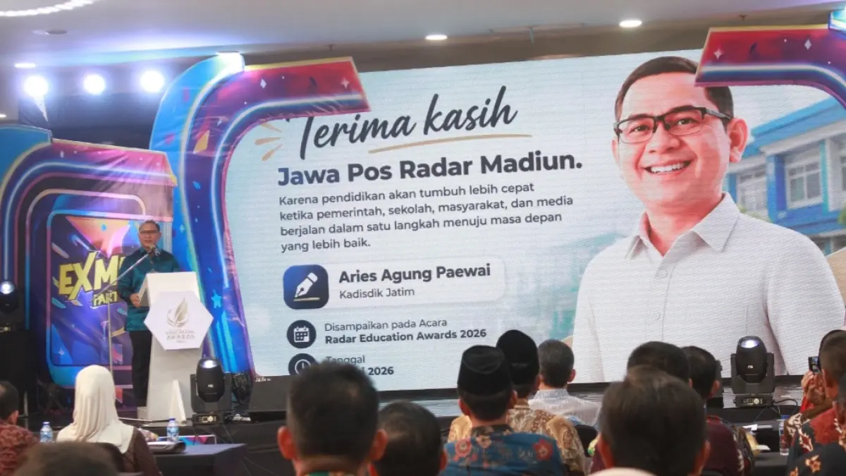 Kadindik Jatim Aries Agung Paewai memberi ucapan spesial kepada Jawa Pos Radar Madiun karena menggelar Exmud Party 2026 dan Radar Madiun Education Awards 2026. (BAGAS BIMANTARA/RADAR MADIUN)