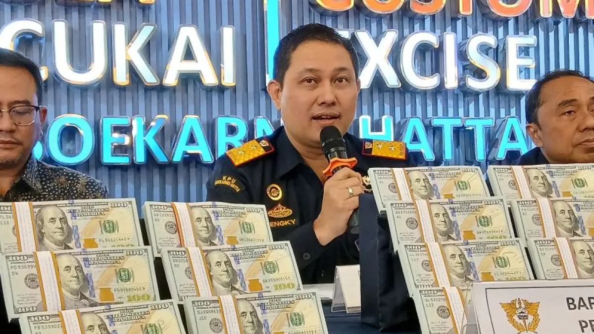 Kepala Kantor Bea Cukai menunjukan barang bukti hasil uang asing dengan jumlah banyak pada konperensi pers di Tangerang (Kabarpublik.id)