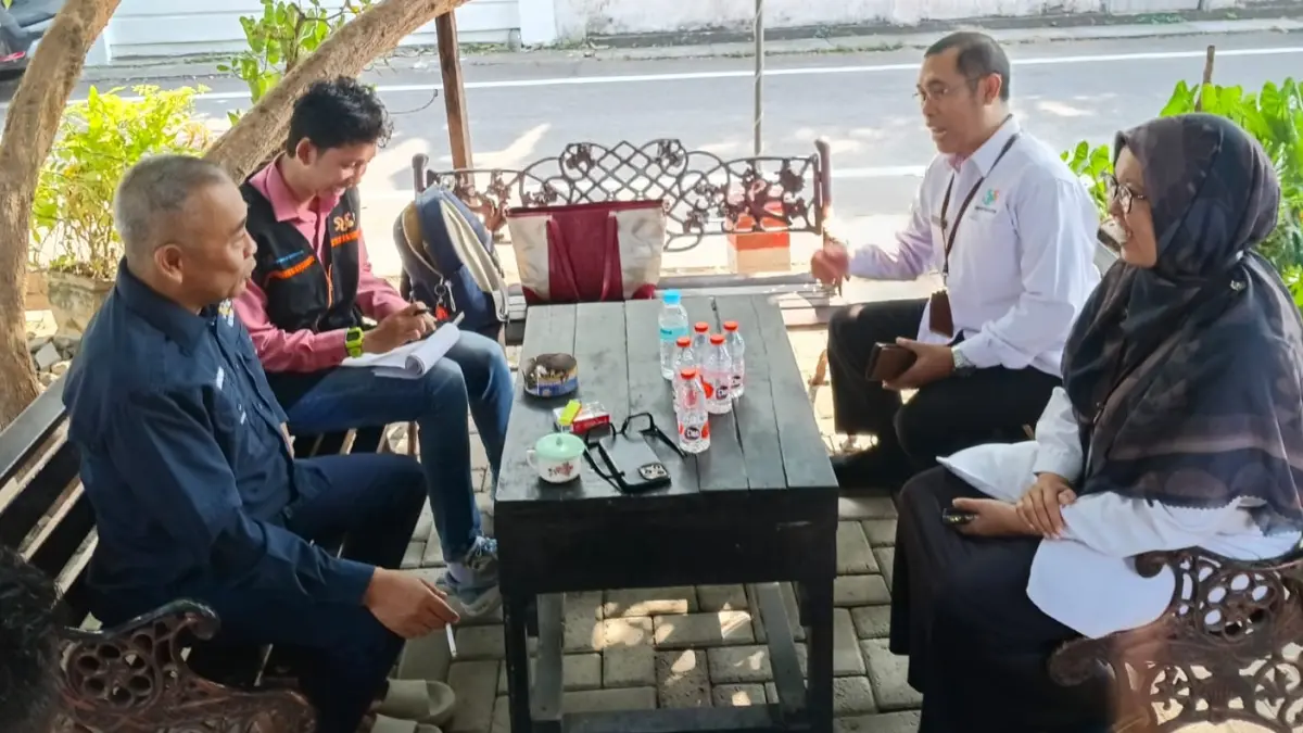 PENDATAAN: Petugas BPS Kota Madiun melakukan Sensus Ekonomi 2026 kepada Ketua DPRD Kota Madiun Armaya dan Dandim 0803 Madiun Letkol Inf I Nyoman Adhisaputra. FOTO: ISTIMEWA