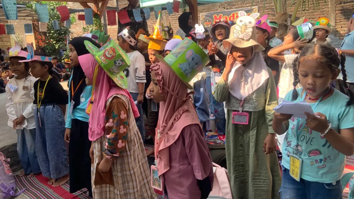 BELAJAR BAHASA: Suasana pembelajaran di Kampung Inggris Madiun, Desa Sumberbening, Kecamatan Balerejo. DIAN RAHAYU/RADAR MADIUN