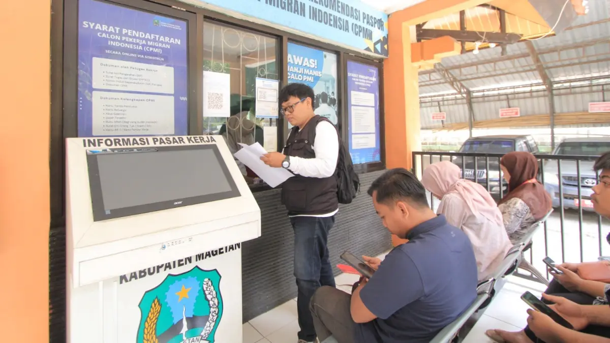 CARI KERJA: Pemohon kartu kuning (AK1) memadati layanan Disnaker Magetan. AJI PUTRA/RADAR MAGETAN