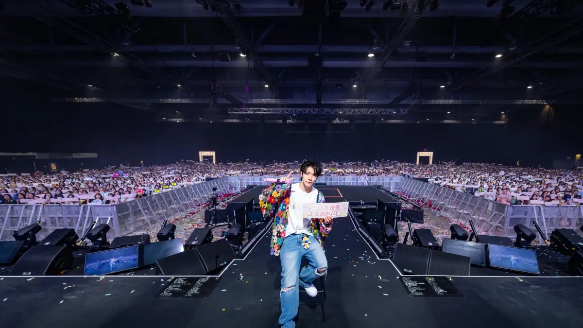 Donghae SUPER JUNIOR kolaps saat konser di Hong Kong akibat cedera hernia disk. Simak kronologi lengkap, penyebab, hingga kondisinya usai tampil.