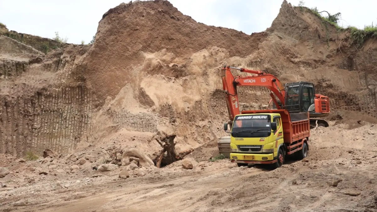 JAGA LINGKUNGAN: Aktivitas penambangan di kawasan Ngebel menjadi sorotan Pemkab Ponorogo karena dinilai berpotensi merusak kawasan penyangga Telaga Ngebel yang merupakan ikon pariwisata daerah. SUGENG DWI N/RADAR PONOROGO