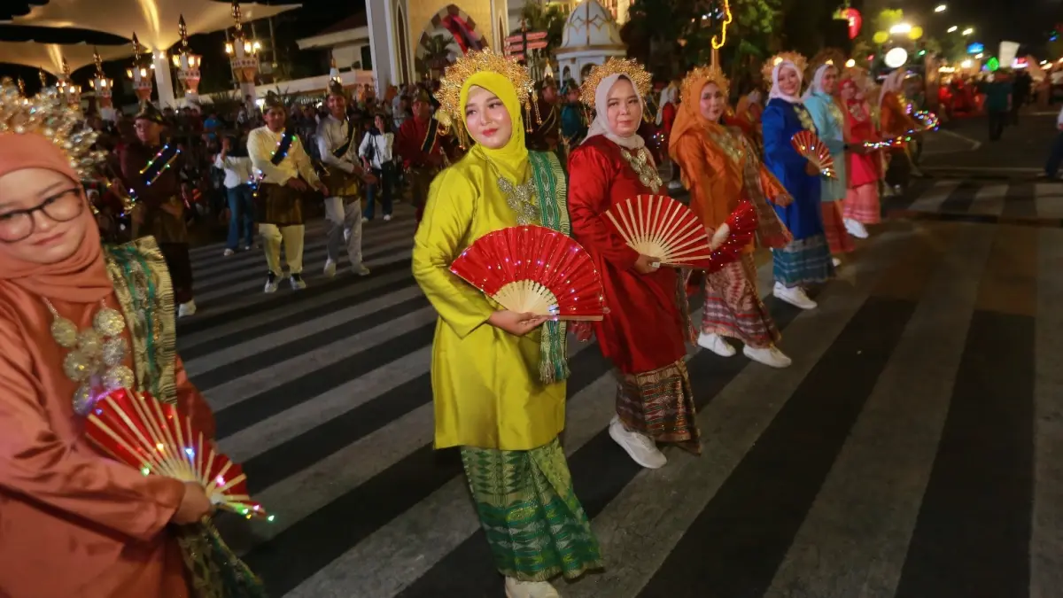 KAMPANYE KREATIF: Dispendukcapil Kota Madiun menampilkan teatrikal Hikayat Hang Tuah dalam Madiun Spectra Carnival sebagai media edukasi layanan administrasi kependudukan yang cepat, gratis, bebas calo, dan tetap buka pada akhir pekan.