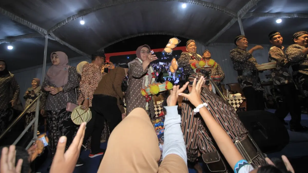 LESTARIKAN BUDAYA: Ribuan warga memadati kawasan Pendapa Surya Graha dan Alun-Alun Magetan saat prosesi Jaya Jayaning Nuswantara (JJN) ke-6. AJI PUTRA/RADAR MAGETAN