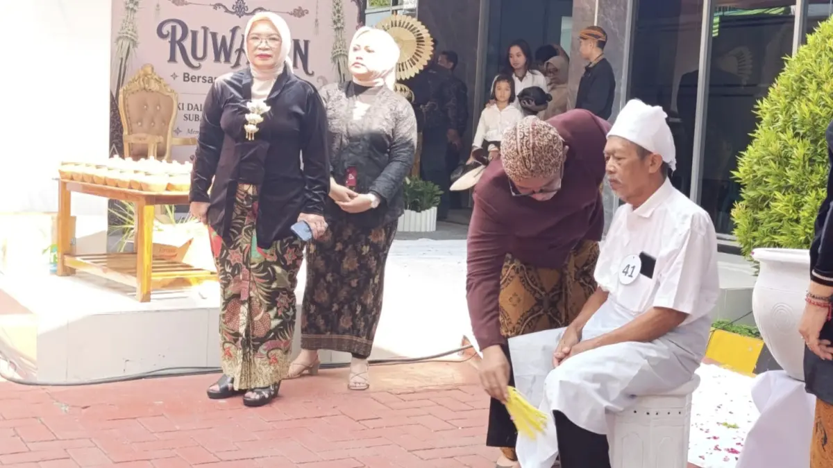 LESTARIKAN TRADISI: Puluhan peserta mengikuti prosesi ruwatan massal yang digelar RRI Madiun dalam rangkaian Gelar Budaya sebagai upaya melestarikan tradisi Jawa sekaligus memohon keselamatan dan tolak bala.