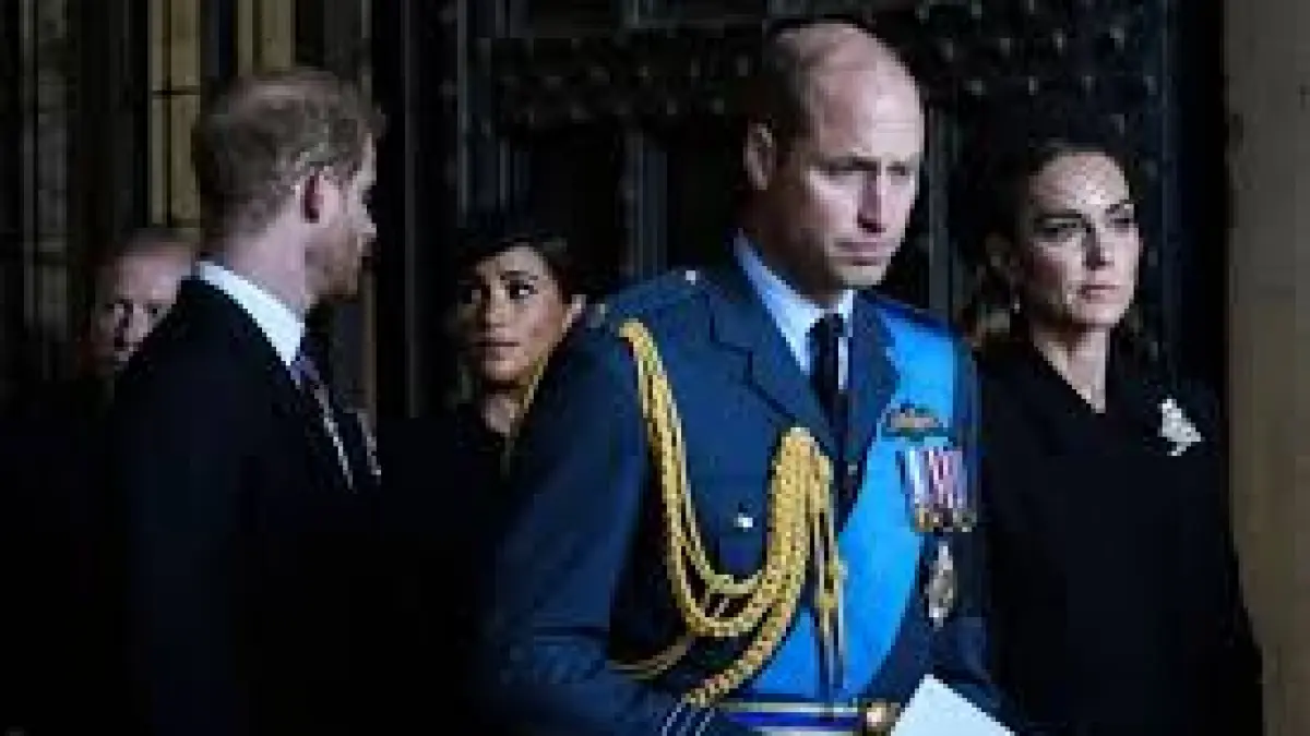 Pangeran William dari Inggris, Kate, Putri Wales, Pangeran Harry, dan Meghan, Duchess of Sussex, memberikan penghormatan kepada Ratu Elizabeth II di Westminster Hall dalam upacara Lying-in State, di London, Rabu, 14 September 2022. (CNN News)