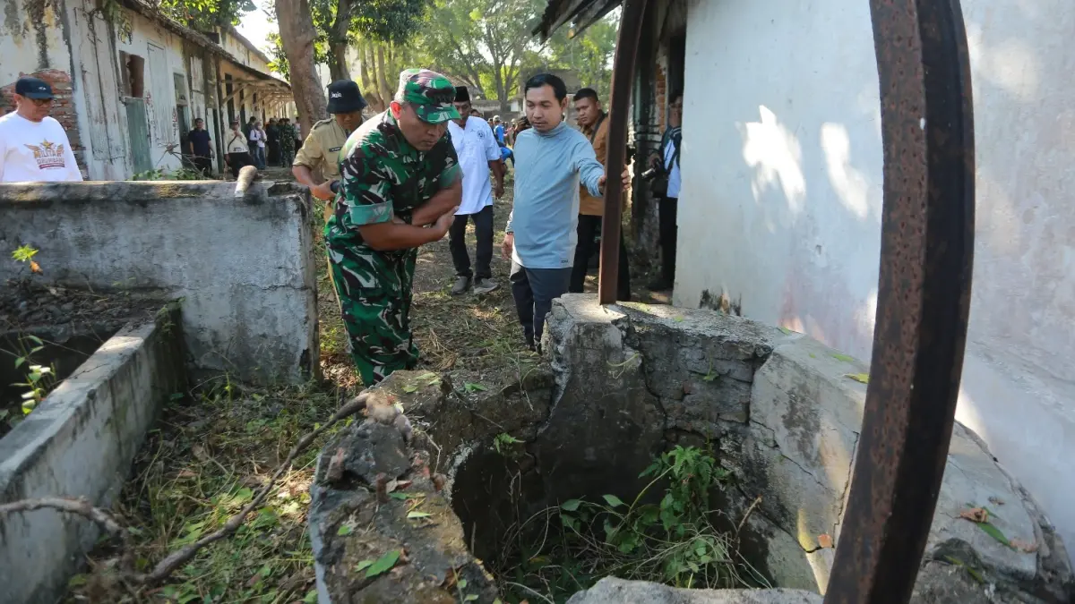 REVITALISASI HERITAGE: Plt Wali Kota Madiun F. Bagus Panuntun bersama Danrem 081/DSJ Kolonel Arm Untoro Hariyanto meninjau pembersihan bangunan bekas Rumah Tahanan Militer (RTM) yang akan direvitalisasi menjadi destinasi wisata sejarah. BAGAS BIMANTARA/RADAR MADIUN