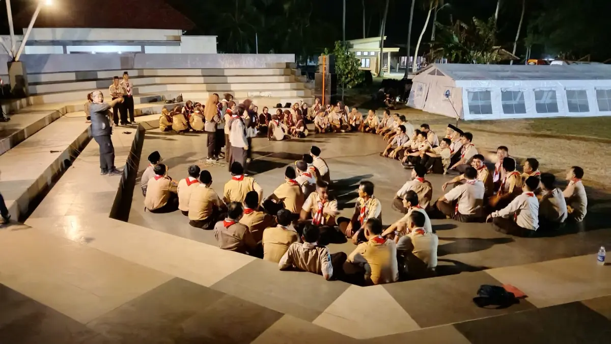 BENTUK KARAKTER: Puluhan calon kepala SD mengikuti retreat di Pantai Srau sebagai bagian dari persiapan mengisi jabatan kepala sekolah yang masih kosong di Kabupaten Pacitan.