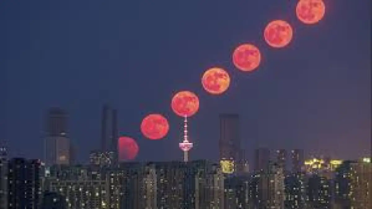 Bulan Stroberi terbit di atas Shenyang, provinsi Liaoning, Tiongkok. (SPACE)