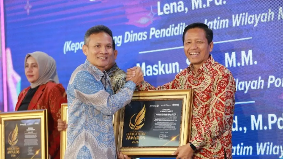Direktur Jawa Pos Radar Marsudi Nurwahid menyerahkan penghargaan Special Achievement kepada Kacabdindik Jatim Wilayah Pacitan Sasmito Pribadi dalam ajang Radar Madiun Education Awards 2026, Minggu (28/6). (BAGAS BIMANTARA/RADAR MADIUN)