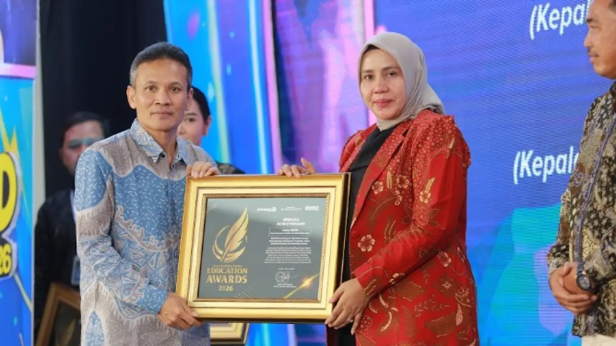 Direktur Jawa Pos Radar Marsudi Nurwahid menyerahkan penghargaan Special Achievement kepada Kacabdindik Madiun Lena dalam ajang Radar Madiun Education Awards 2026, Minggu (28/6). (BAGAS BIMANTARA/RADAR MADIUN)