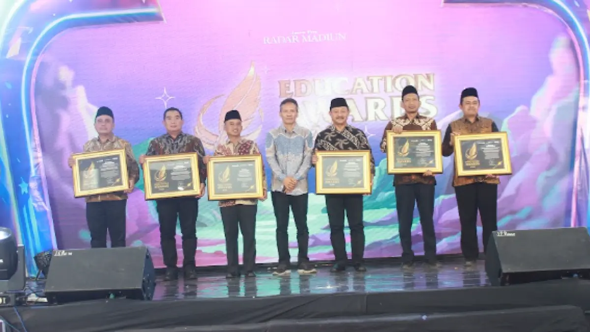 Direktur Jawa Pos Radar Marsudi Nurwahid menyerahkan penghargaan Special Achievement kepada Kepala Kantor Kemenag Kota Madiun Zainut Tamam dalam ajang Radar Madiun Education Awards 2026, Minggu (28/6).