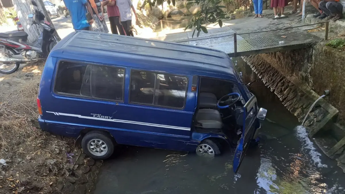 EVAKUASI: Petugas mengevakuasi minibus Suzuki Carry yang terlibat kecelakaan beruntun di Jalan Raya Ponorogo–Wonogiri, Desa Carat, Kecamatan Kauman. FOTO: ISTIMEWA