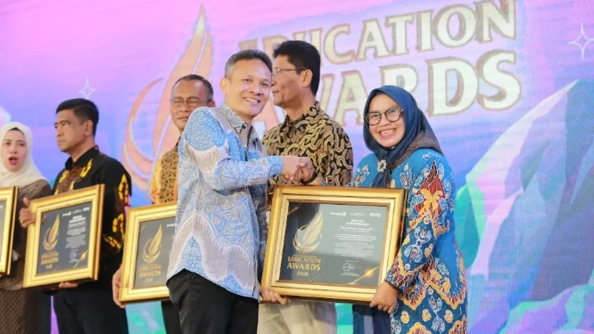 Kadindik Pacitan menerima penghargaan Special Achievement yang diwakili oleh Sekdindik Ririh Enggar Murwati. (BAGAS BIMANTARA/RADAR MADIUN)