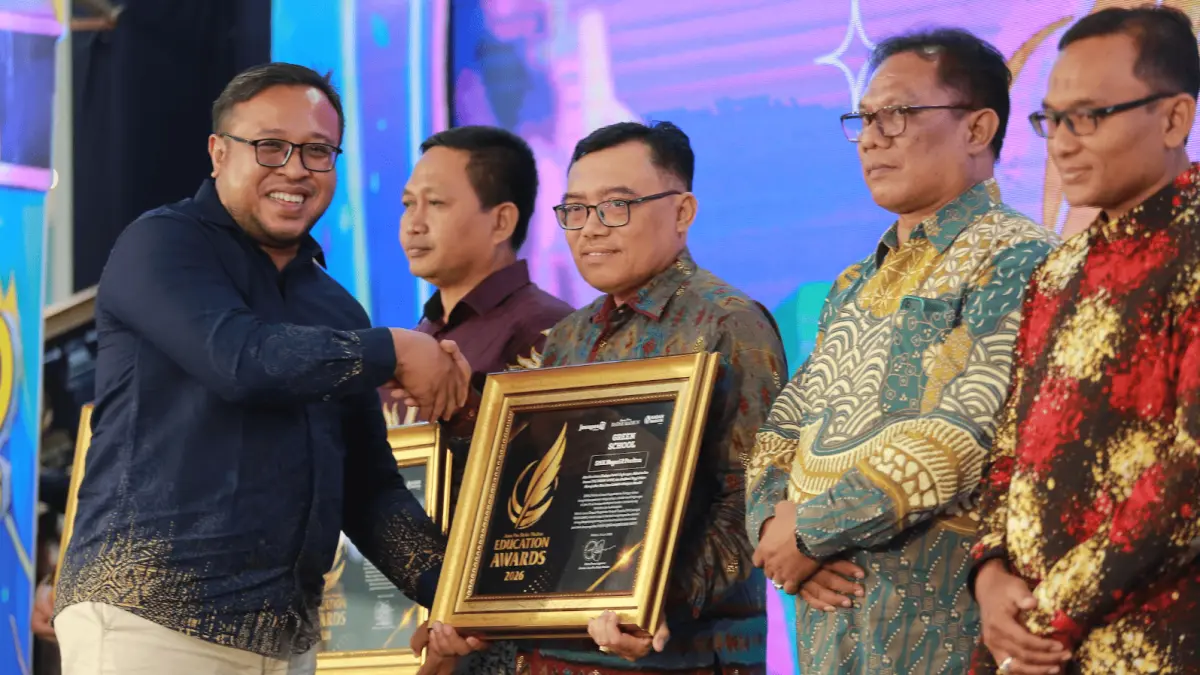 Kepedulian terhadap lingkungan sekolah mengantarkan Kepala SMKN 2 Pacitan Subagyo menerima penghargaan Green School yang diserahkan oleh Direktur Jawa Pos Radar Madiun Ockta Prana Lagawira, Minggu (28/6). (BAGAS BIMANTARA/RADAR MADIUN)