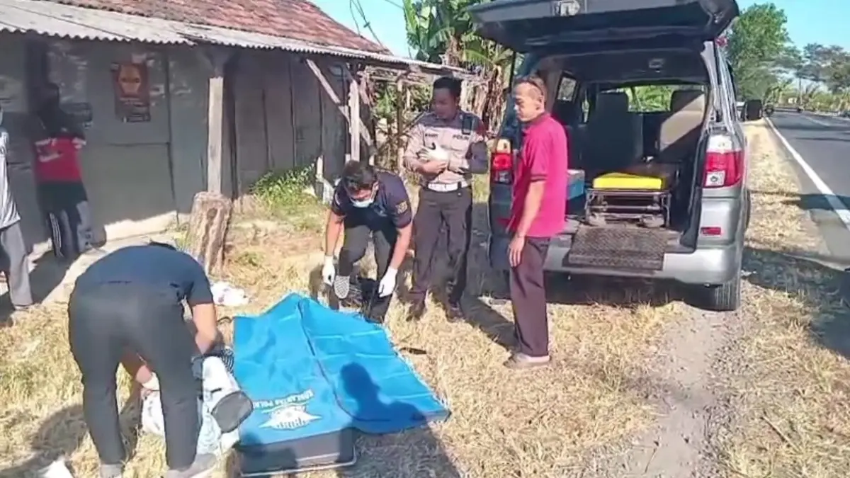LAKA MAUT: Sepeda motor Honda Beat ringsek usai bertabrakan dengan truk tronton di Jalan Raya Ngawi–Mantingan, Kedunggalar.