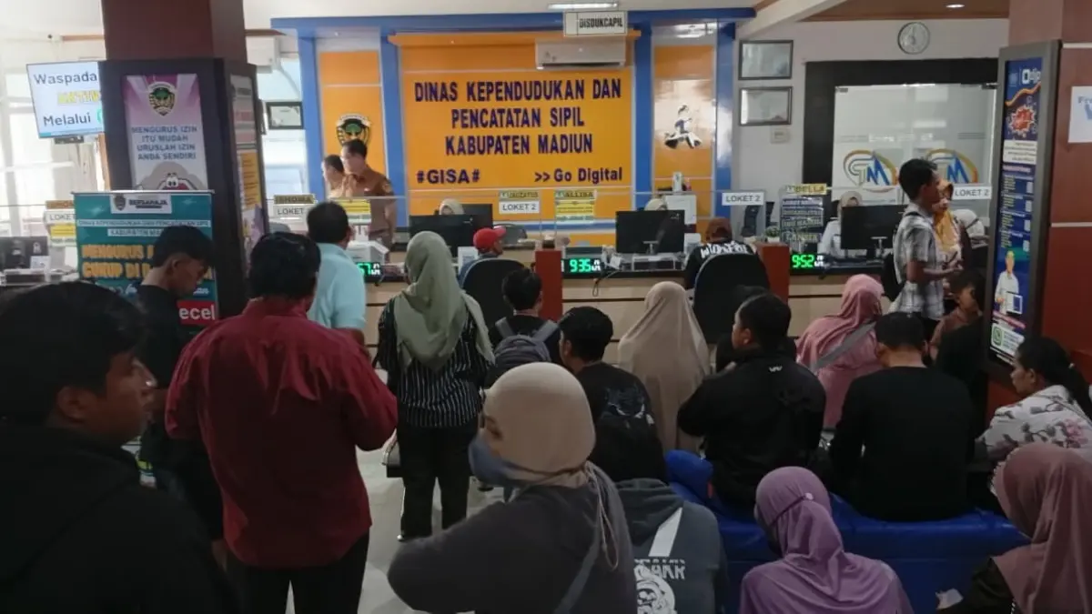 PELAYANAN RAMAI: Loket Dispendukcapil Kabupaten Madiun di Mal Pelayanan Publik dipadati pelajar yang memanfaatkan libur sekolah untuk mengurus perekaman e-KTP dan pencetakan KIA. DIAN RAHAYU/RADAR MADIUN