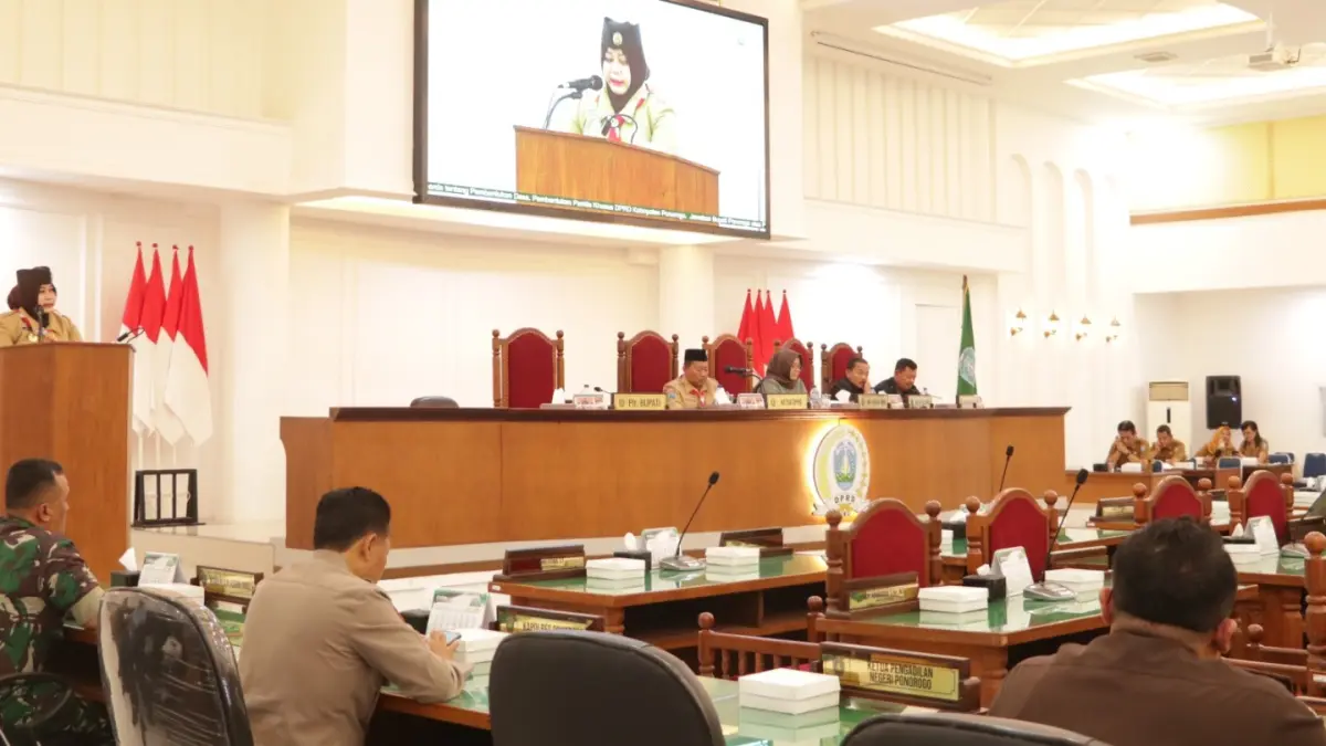 PERTANGGUNGJAWABAN APBD: Plt Bupati Ponorogo Lisdyarita menyampaikan laporan pertanggungjawaban pelaksanaan APBD 2025 dalam rapat paripurna DPRD Ponorogo. SUGENG DWI N/RADAR PONOROGO