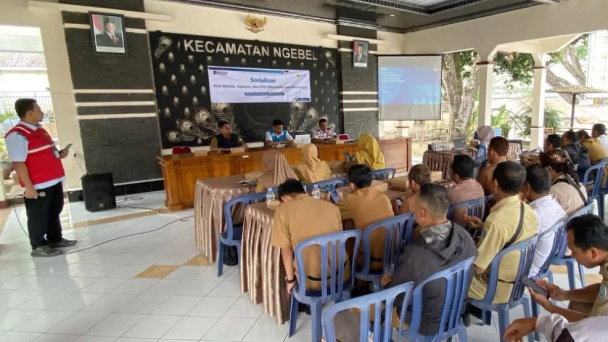 PLN ULP Dolopo menggelar sosialisasi aplikasi PLN Mobile, fitur catat meter mandiri SwaCAM, hingga program meterisasi PJU bersama Pemcam Ngebel Ponorogo.