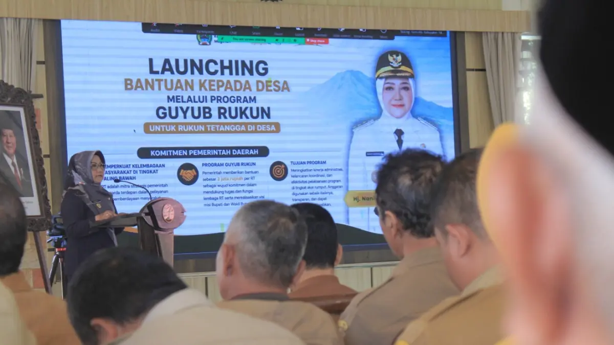 PROGRAM PRIORITAS: Bupati Magetan Nanik Endang Rusminiarti meluncurkan Program Dana Guyub Rukun yang menyalurkan bantuan Rp3 juta kepada setiap RT di wilayah desa. AJI PUTRA/RADAR MAGETAN