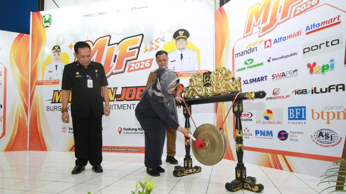 RESMIKAN: Bupati Nanik Endang Rusminiarti didampingi Kepala Disnaker Rudy Harsono meresmikan dibukanya Magetan Job Fair 2026, Selasa (30/6). (AJI PUTRA/RADAR MAGETAN)