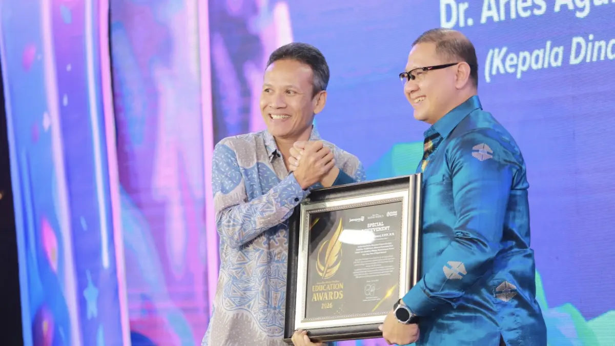 Screenshot Direktur Jawa Pos Radar Marsudi Nurwahid menyerahkan penghargaan Special Achievement kepada Kadindik Jatim Aries Agung Paewai Ngawi dalam ajang Radar Madiun Education Awards 2026, Minggu (28/6). (BAGAS BIMANTARA/RADAR MADIUN)