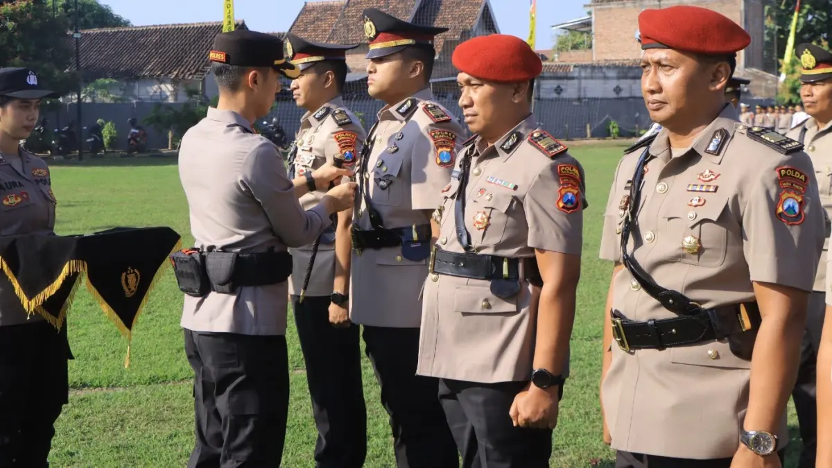 SERTIJAB: Kapolres Madiun AKBP Kemas Indra Natanegara memimpin upacara serah terima jabatan tiga kasat dan lima kapolsek sebagai bagian dari penyegaran organisasi.