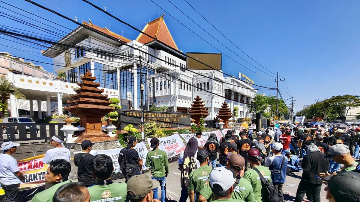 SUARAKAN ASPIRASI: Ratusan peternak ayam petelur asal Magetan menggelar aksi damai di depan Gedung DPRD Jawa Timur untuk menuntut solusi atas anjloknya harga telur dan kenaikan harga pakan.