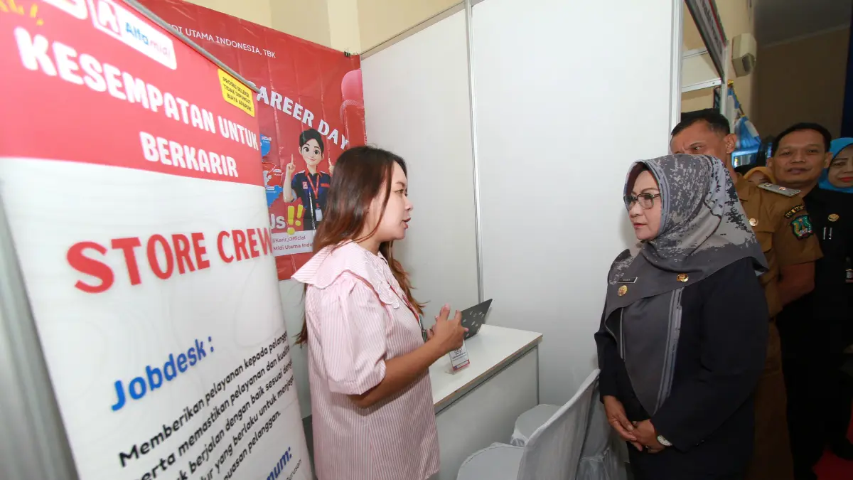 TINJAU: Bupati Nanik Endang Rusminiarti meninjau stan di Magetan Job Fair 2026, Selasa (30/6). (AJI PUTRA/RADAR MAGETAN)
