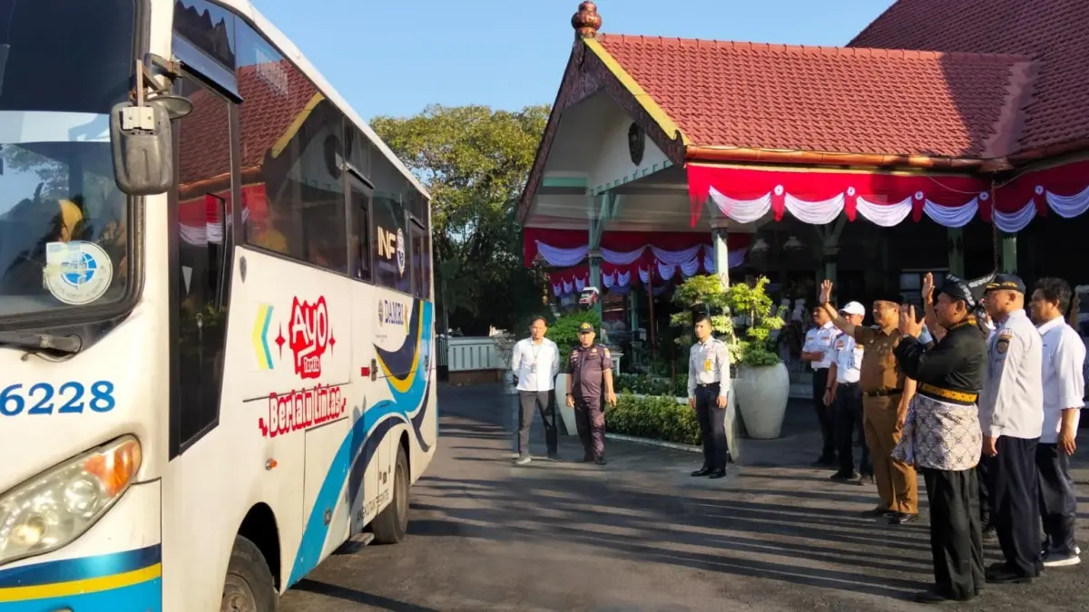 Bupati Madiun Hari Wuryanto melepas keberangkatan perdana Bus DAMRI yang melayani angkutan ASN rute Pendopo Muda Graha Madiun menuju Pusat Pemerintahan Caruban sebagai bagian dari program efisiensi operasional. FOTO: PROKOPIM PEMKAB MADIUN