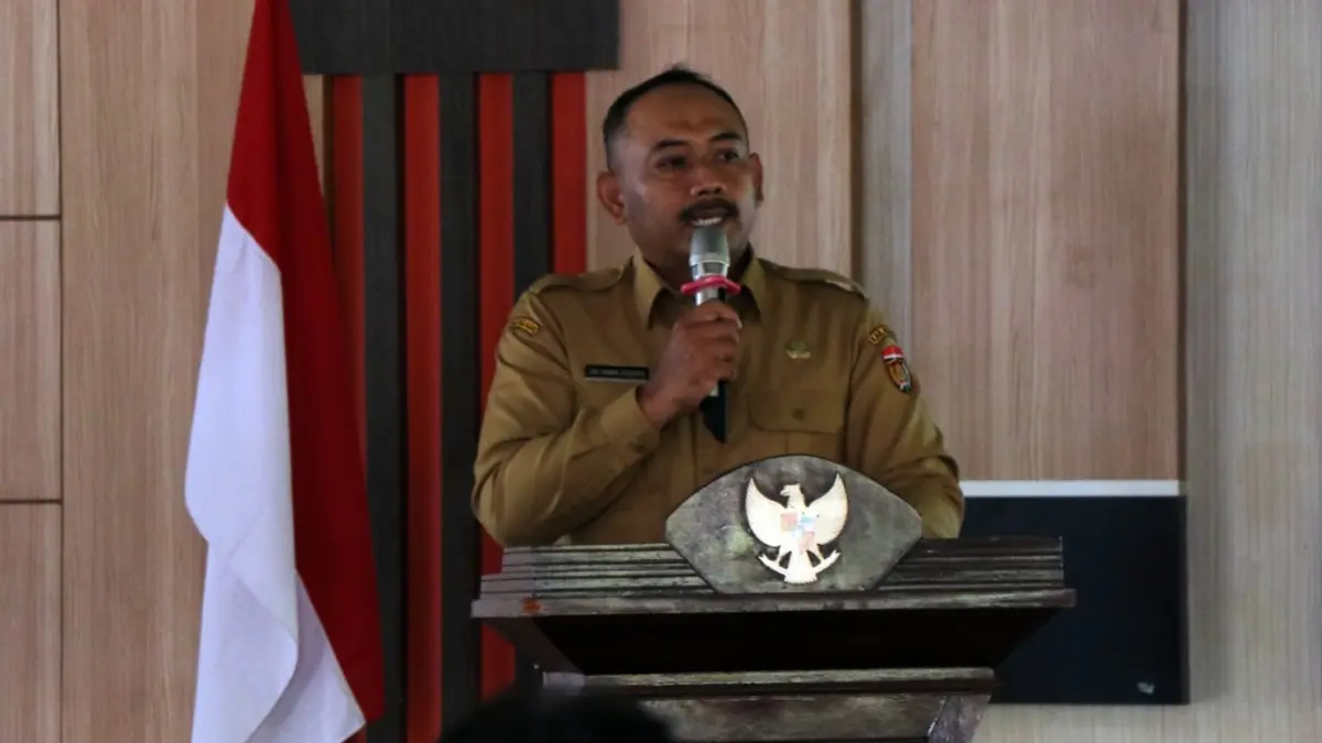Bupati Ngawi Ony Anwar Harsono menyerahkan penghargaan kepada para pemenang Ajang Kompetisi Inovasi dan Riset (AKAR) Ngawi 2026 di Gedung Kesenian Ngawi sebagai bentuk apresiasi terhadap budaya riset dan inovasi daerah.