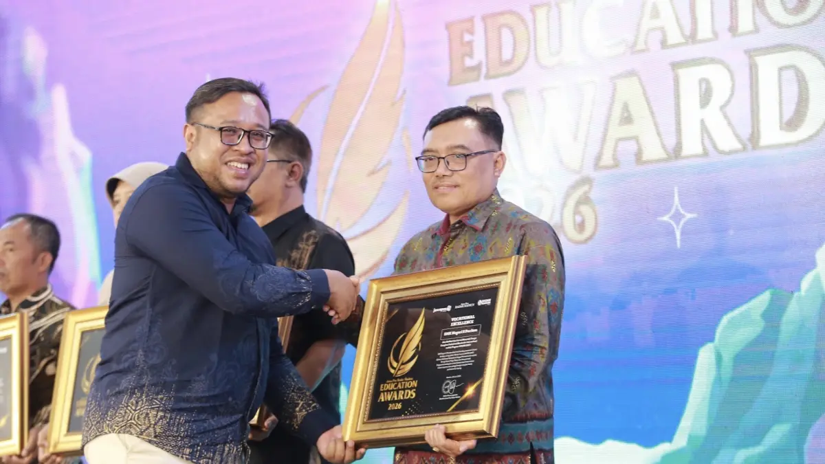 Direktur Jawa Pos Radar Madiun Ockta Prana menyerahkan penghargaan Digital Transformation kepada  dalam Radar Madiun Education Awards 2026, Minggu (28/6). (BAGAS BIMANTARA/RADAR MADIUN)