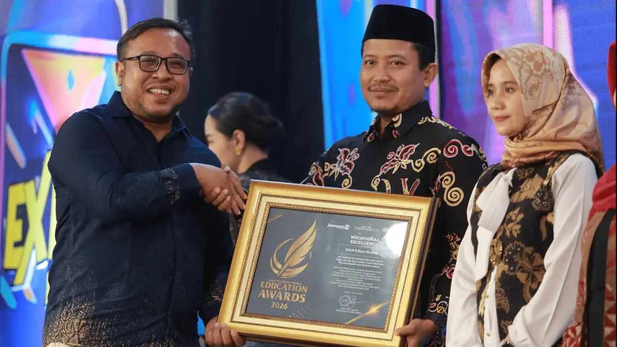 Direktur Jawa Pos Radar Madiun Ockta Prana menyerahkan penghargaan Digital Transformation kepada   Kepala MAN 2 Kota Madiun Bambang Wiyono dalam Radar Madiun Education Awards 2026, Minggu (28/6). (BAGAS BIMANTARA/RADAR MADIUN)