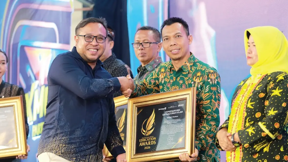 Direktur Jawa Pos Radar Madiun Ockta Prana menyerahkan penghargaan Digital Transformation kepada Kepala MTsN 3 Pacitan, Suaidi Ghufron Amin  dalam Radar Madiun Education Awards 2026, Minggu (28/6). (BAGAS BIMANTARA/RADAR MADIUN)