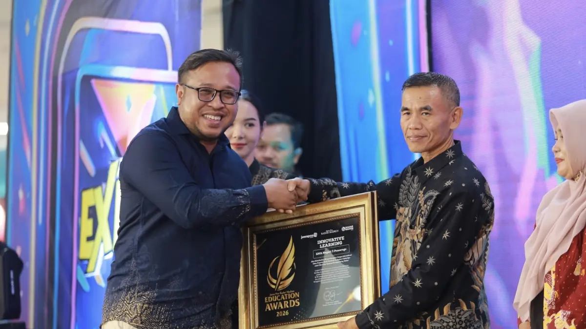 Kepala SMAN 3 Ponorogo Suratno menerima penghargaan Innovative Learning dari Direktur Jawa Pos Radar Madiun Ockta Prana Lagawira dalam ajang Radar Madiun Education Awards 2026. (BAGAS BIMANTARA/RADAR MADIUN)