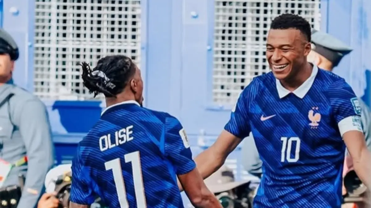 Mbappe saat merayakan gol keduanya bersama Olise di laga hari ini. (Instagram)