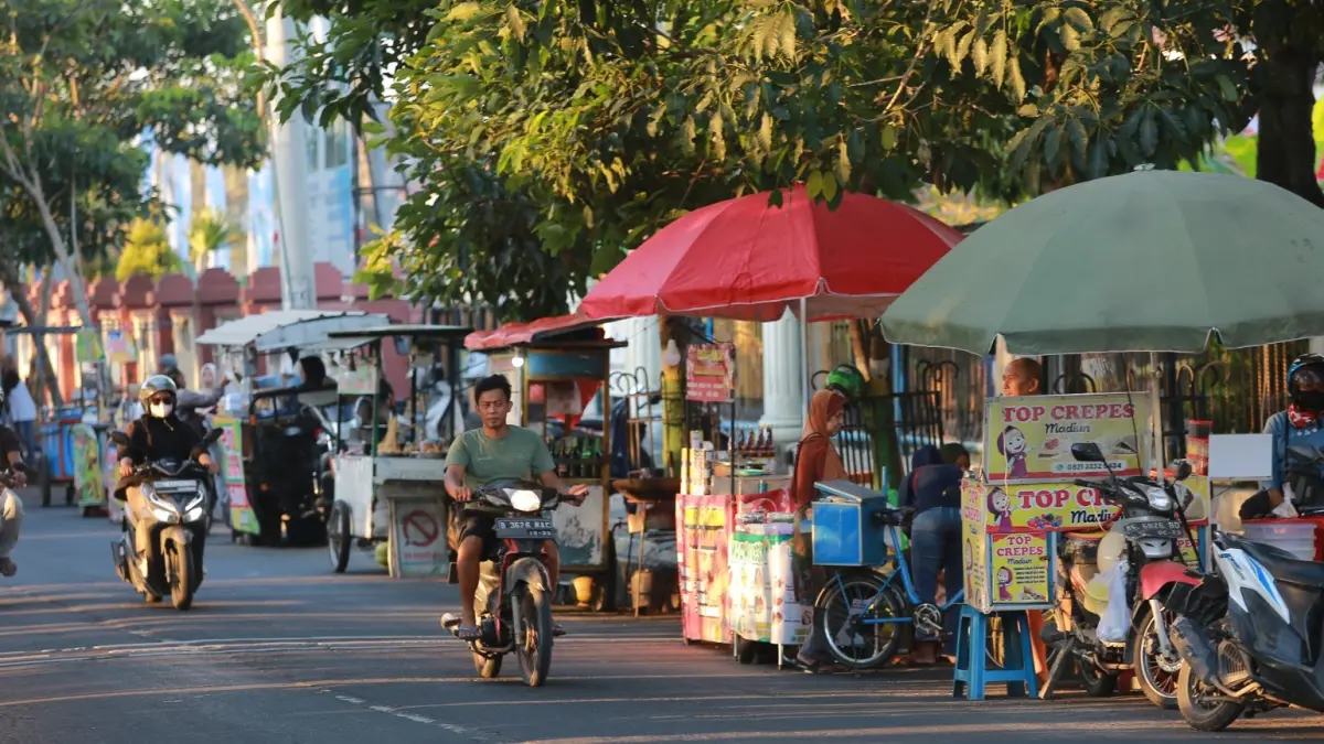 Pemerintah Kota Madiun membina 1.406 pedagang kaki lima agar menerapkan transparansi harga, menjaga kebersihan, serta meningkatkan pelayanan. BAGAS BIMANTARA/RADAR MADIUN