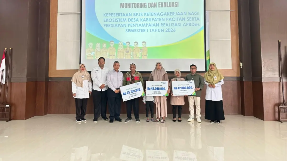 Pemkab Pacitan dan BPJS Ketenagakerjaan memperkuat perlindungan aparatur desa serta pekerja rentan melalui monitoring kepesertaan dan penyerahan santunan JKM-JKK.