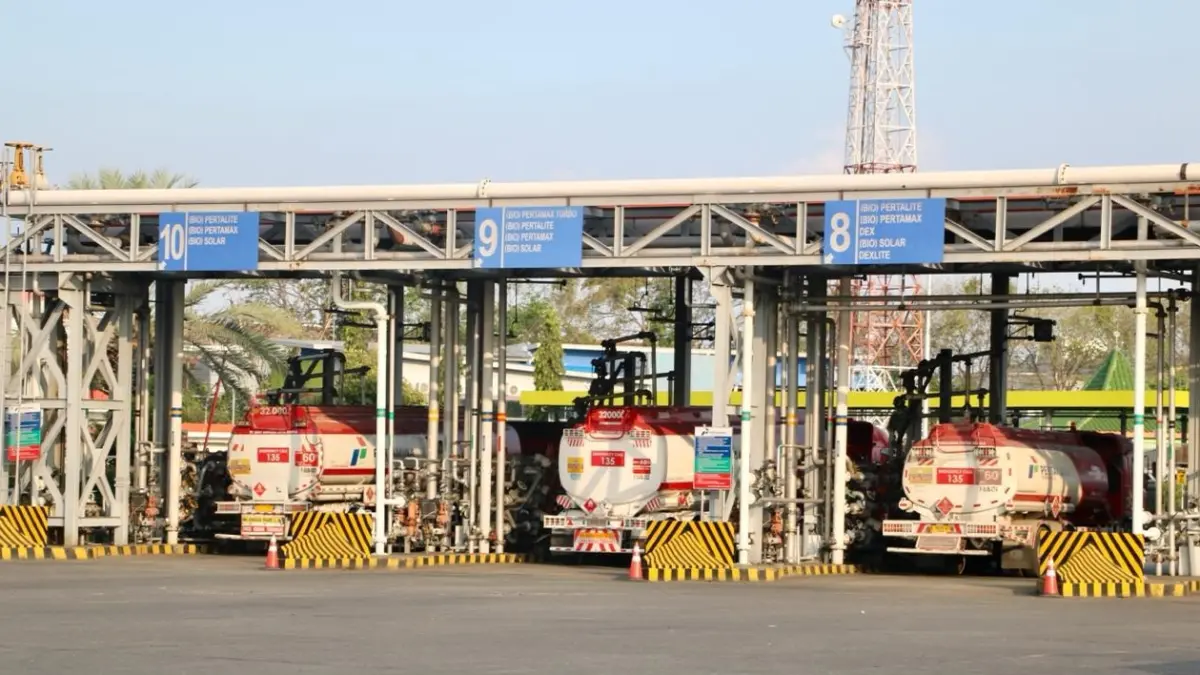 Pertamina Patra Niaga mengoptimalkan operasional Fuel Terminal Madiun selama 24 jam dan menambah armada mobil tangki untuk menjaga pasokan Biosolar dan Pertalite tetap aman serta mengantisipasi antrean di SPBU.