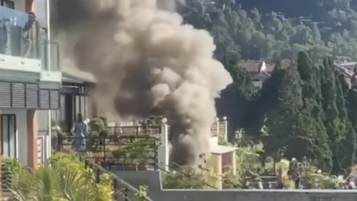 Petugas Damkar Magetan memadamkan kebakaran gudang penyimpanan perlengkapan Hotel Kintamani di Sarangan yang diduga dipicu korsleting listrik. Kerugian ditaksir mencapai Rp30 juta.