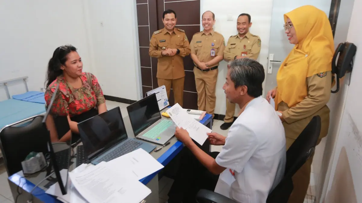 Plt Wali Kota Madiun F. Bagus Panuntun bersama Direktur RSUD Kota Madiun dr. Muhamad Nur, Sp.OG meninjau pelaksanaan skrining kanker kolorektal dan kesehatan mental. BAGAS BMANTARA/RADAR MADIUN