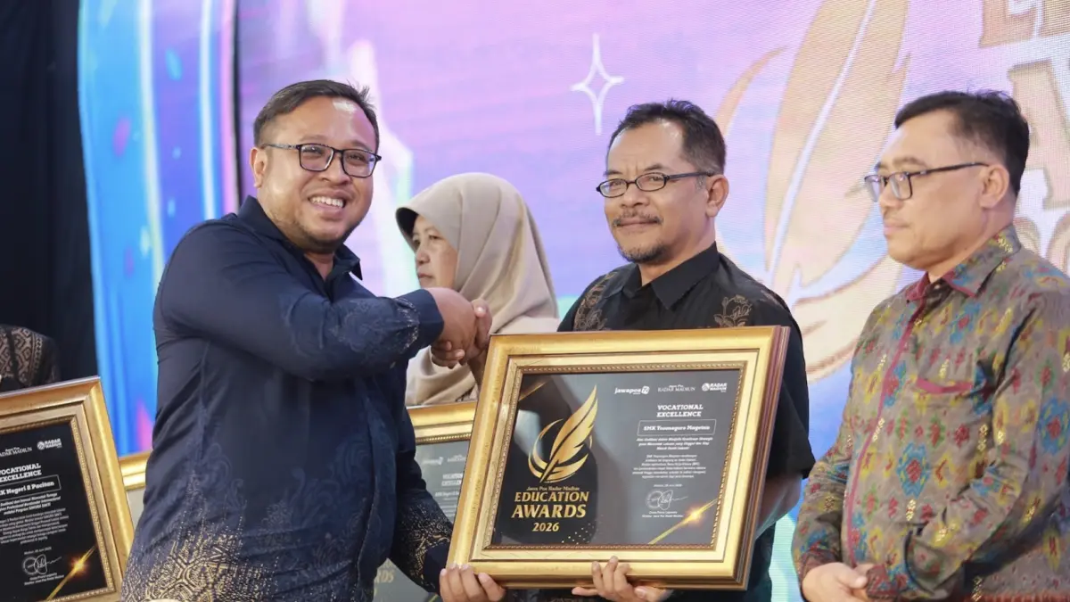 Screenshot Direktur Jawa Pos Radar Madiun Ockta Prana menyerahkan penghargaan Digital Transformation kepada Kepala SMK Yosonegoro Magetan Muh. Amien dalam Radar Madiun Education Awards 2026, Minggu (28/6). (BAGAS BIMANTARA/RADAR MADIUN)