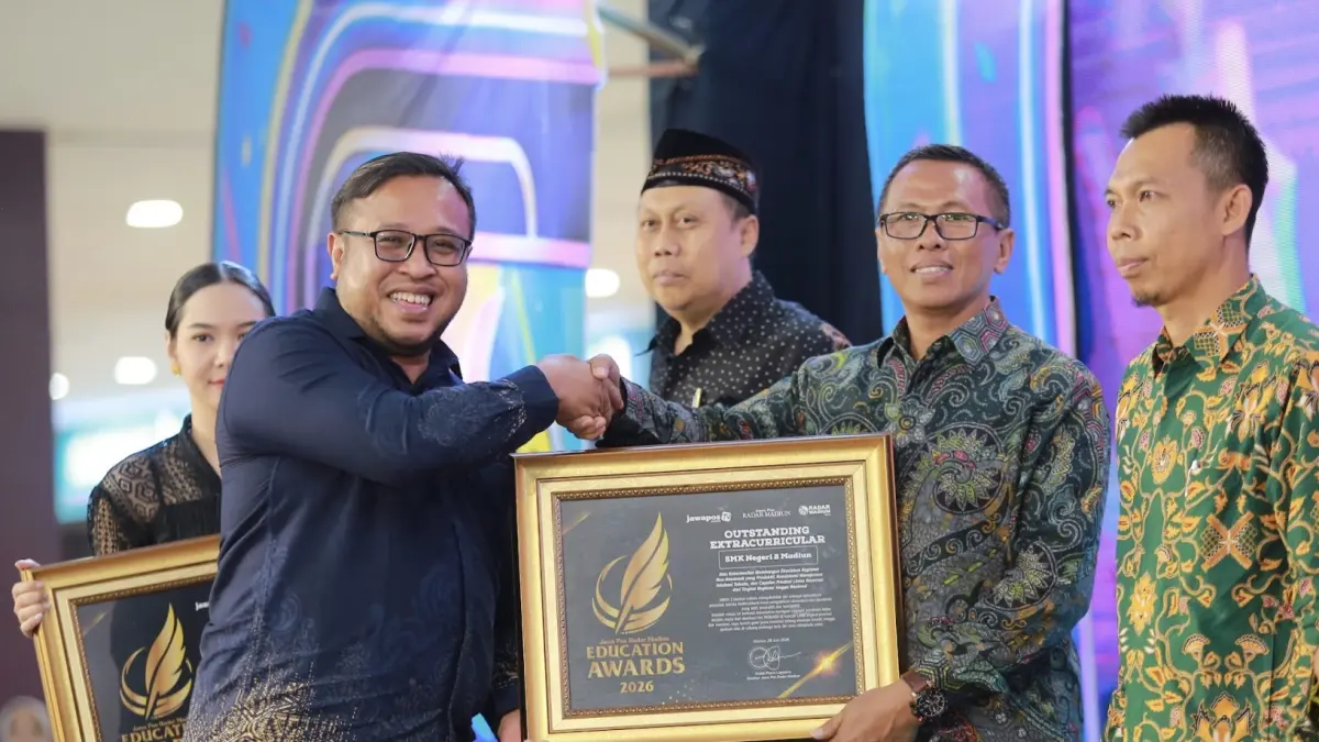 Screenshot Direktur Jawa Pos Radar Madiun Ockta Prana menyerahkan penghargaan Digital Transformation kepada Kepala SMKN 2 Madiun, Puguh Prastomo dalam Radar Madiun Education Awards 2026, Minggu (28/6). (BAGAS BIMANTARA/RADAR MADIUN)