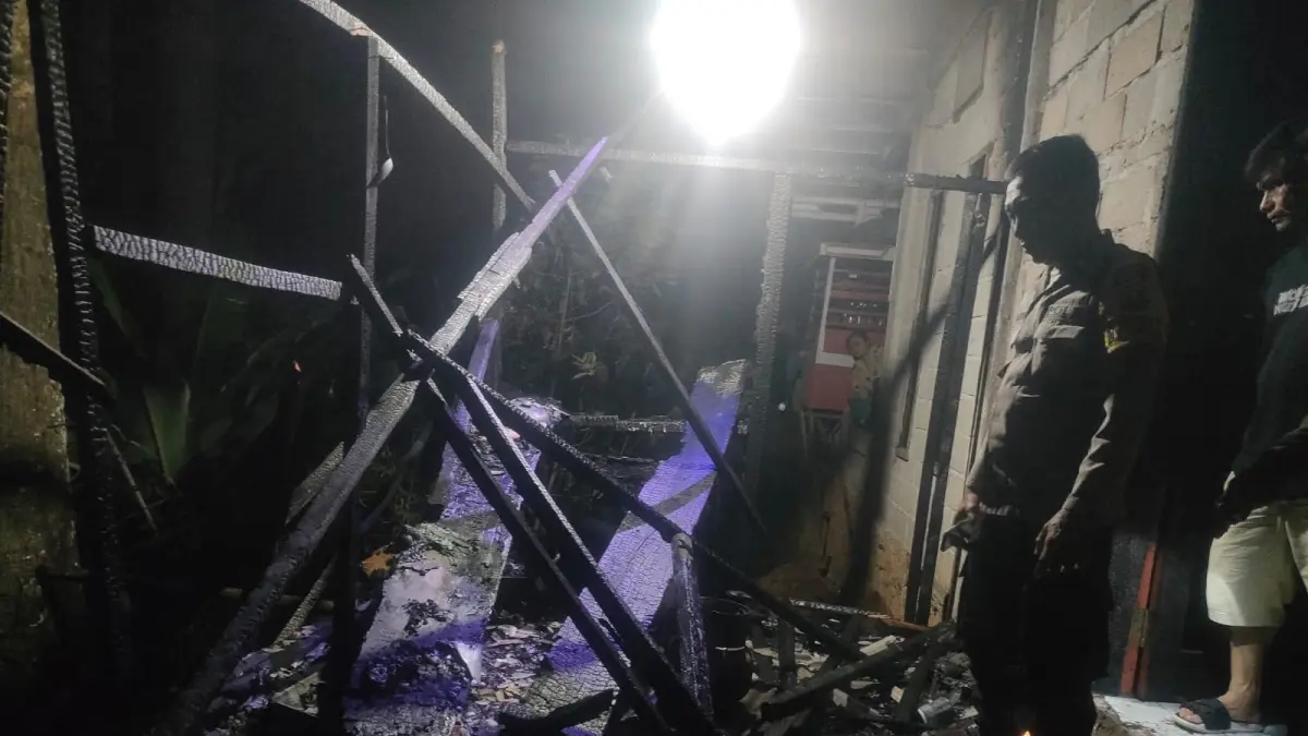 Sebuah toko di Dusun Bari, Desa Tegalombo, Pacitan, hangus terbakar diduga akibat obat nyamuk bakar yang lupa dimatikan. FOTO: ISTIMEWA