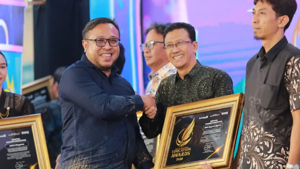 SMPN 6 Ngawi dianugerahi penghargaan Digital Transformation pada ajang Radar Madiun Education Awards 2026. Penghargaan diserahkan langsung oleh Direktur Jawa Pos Radar Madiun Ockta Prana Lagawira. (BAGAS BIMANTARA/RADAR MADIUN)