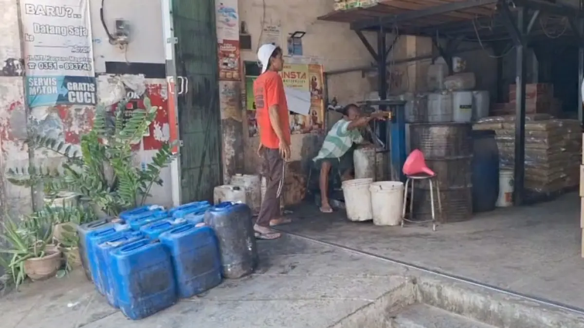 Warga membeli minyak goreng curah di salah satu kios di Magetan setelah Minyakita sulit ditemukan di pasaran. APRILITA SARI/RADAR MAGETAN