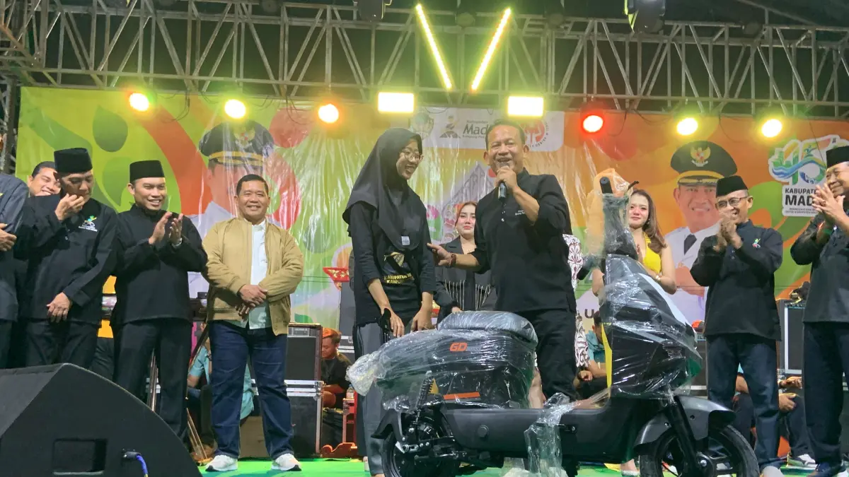 Acara pembukaan Sepasma di Desa Tiron bertabur hadiah, Rabu (1/7) malam. (LODITYA FERNANDEZ/RADAR MADIUN)