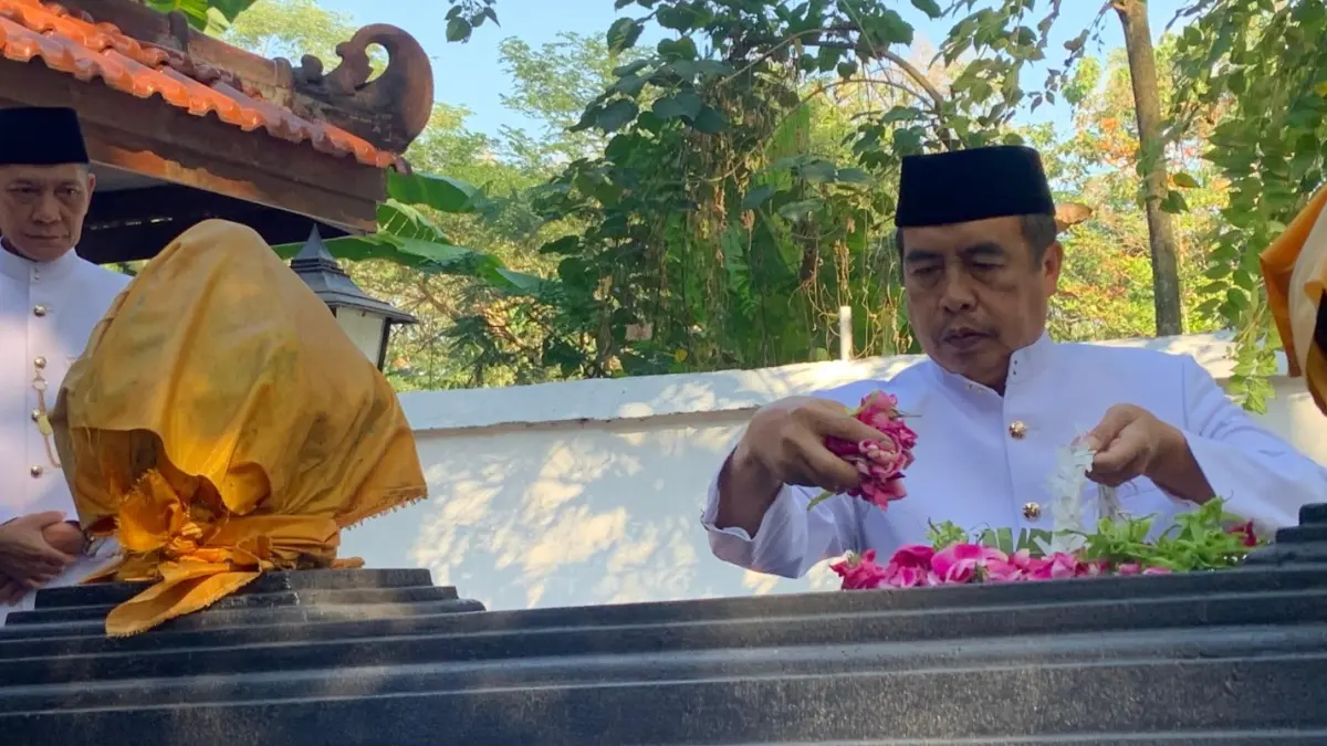 Bupati Madiun Hari Wuryanto bersama Wakil Bupati dr. Purnomo Hadi dan jajaran Forkopimda berziarah ke makam para leluhur menjelang Hari Jadi ke-458 Kabupaten Madiun. LODITYA FERNANDES/RADAR MADIUN